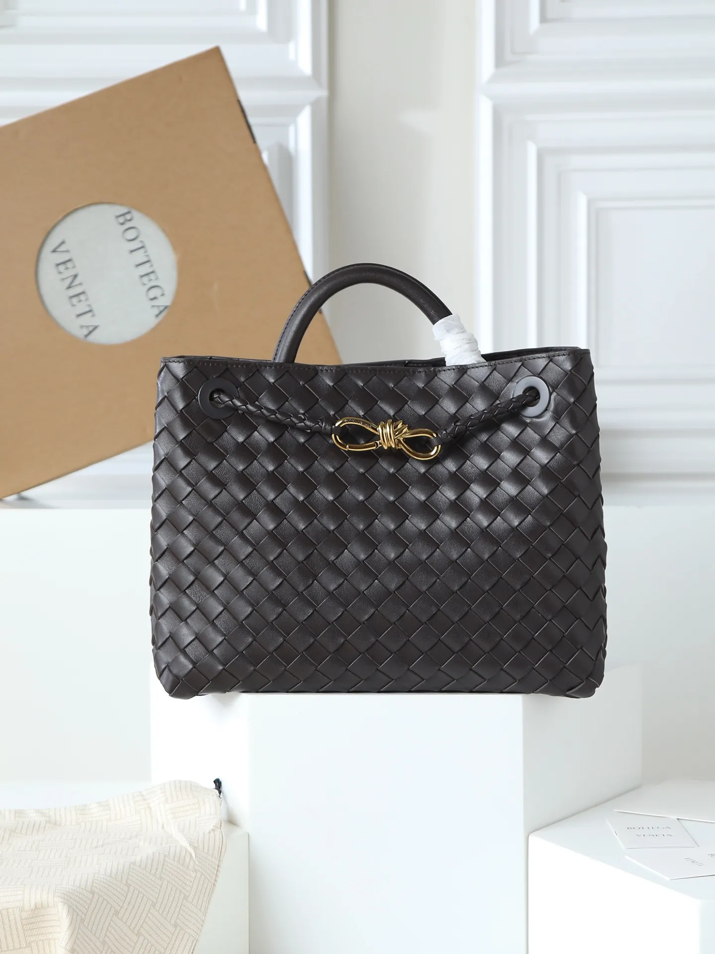 1550. Andiamo is shipping‼ ️Really popular🔥The new Andiamo woven handbag launched by Bottega Veneta this season is really popular all over the world! ! Celebrities at home and abroad have worn it, and Oscar-winning actress Michelle Yeoh has taken it out on the street. Song Jia, Trai Yala, Yu Feihong, Sanji Ayaka, Rosie Hunting-Whiteley, Yoshioka Riho, etc. have all worn this bag. It is classic and versatile and shows off your temperament, and the bag capacity is also large, which is very convenient for daily commuting! ! A variety of carrying methods, the shoulder straps can be adjusted by yourself, the original lambskin feels soft and delicate, and the unisex style breaks gender boundaries and brings a more practical and longer-lasting use experience. Andiamo, which has both elegant and casual styles, perfectly interprets the true appearance of "fashionable old money style". Style number: 766016 Size: 32*24*12